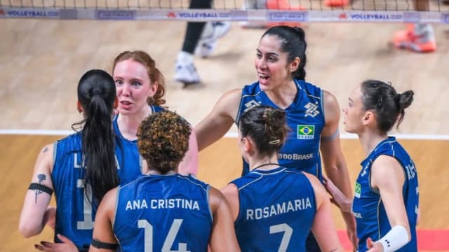Seleção feminina de vôlei homenageia Julia Kudiess após vitória sobre o Japão na VNL
