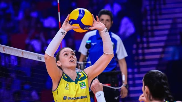 Roberta do vôlei assina com Denso Airybees e reedita dupla com Rosamaria no Japão