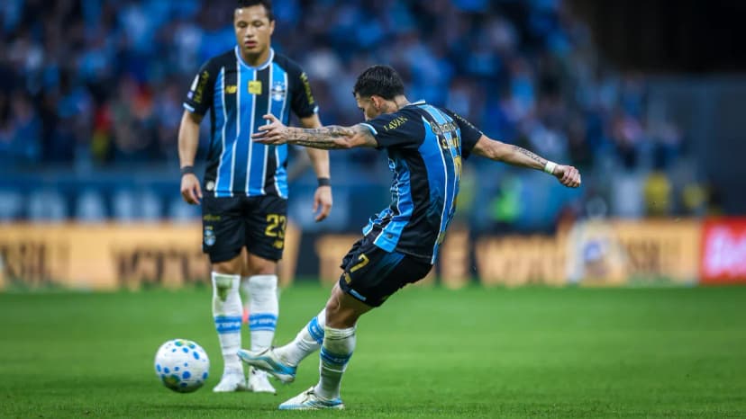 Cristian Pavón, ex-Atlético, decide para o Grêmio com gols de falta em jogos seguidos