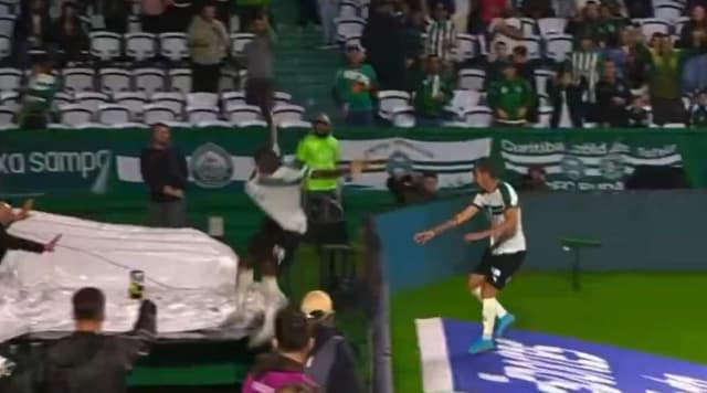 Brasileirão: zagueiro Jacy cai em fosso ao comemorar gol anulado