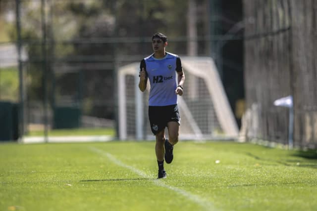 Atlético-MG: meia Índio avança em recuperação de lesão e inicia corridas no campo
