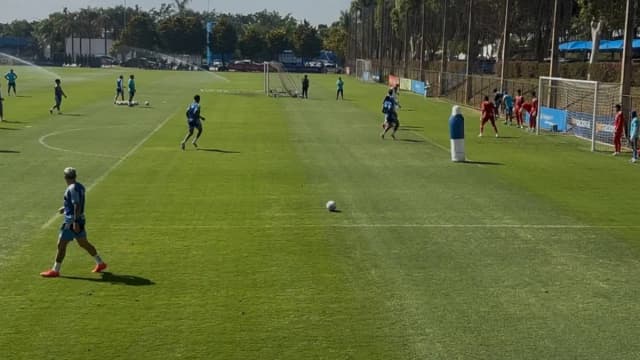 Treino do Cruzeiro marca retorno de Cássio e integração de reforços
