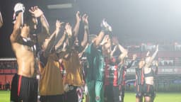 Vitória goleia Athletico-PR e garante vaga nas quartas da Copa do Brasil