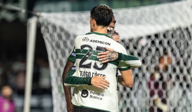 Coritiba derrota Chapecoense no Brasileirão e se aproxima do G5