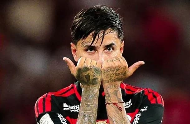 Flamengo vence o Vitória no Maracanã e diminui distância para o líder do Brasileirão