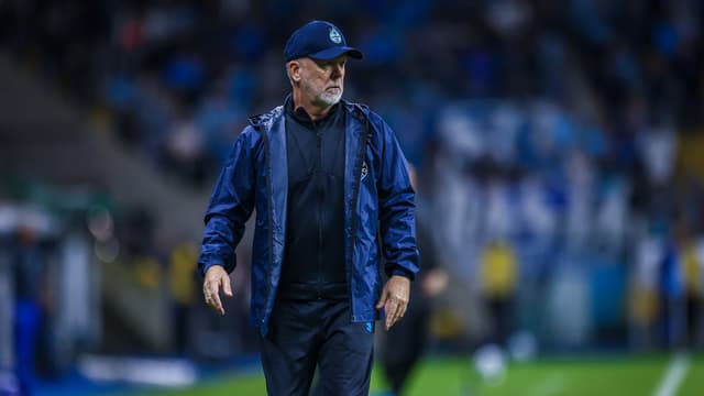 Atacante do Grêmio é levado para a delegacia após vexame