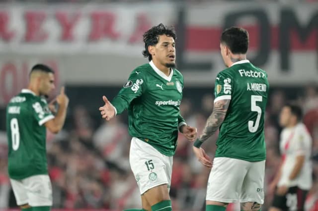 Gustavo Gómez exibe inchaço no rosto após Palmeiras x River; exames descartam lesão grave