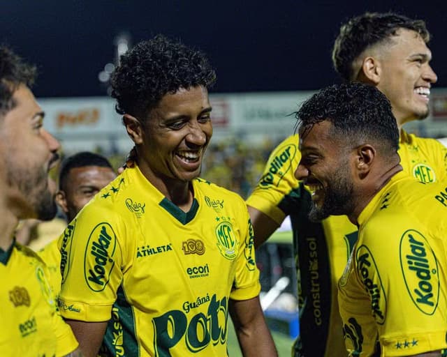 Mirassol vence o líder Palmeiras com gols de Gabriel e João Victor no centenário