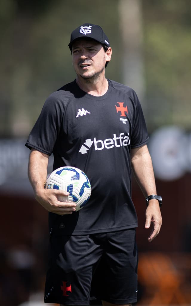 Fernando Diniz conta com volta de suspensos em duelo do Vasco no Brasileiro