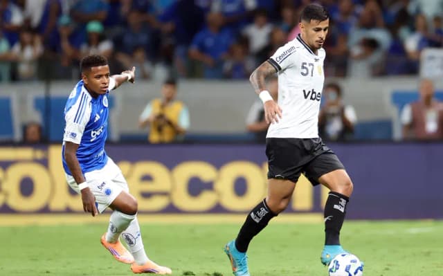 VAR analisa expulsão de David Ricardo em Cruzeiro x Botafogo: veja o diálogo
