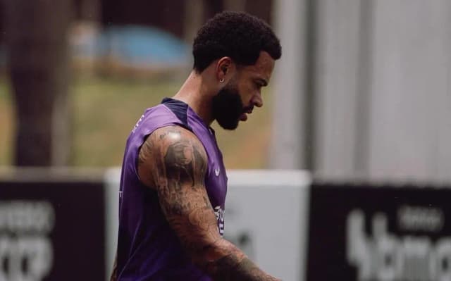 Memphis avança na recuperação e treina no gramado do Corinthians