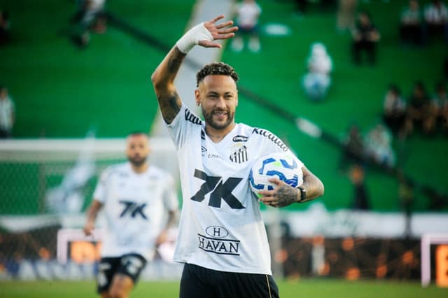 Neymar marca três gols contra o Juventude e comenta futuro no Santos