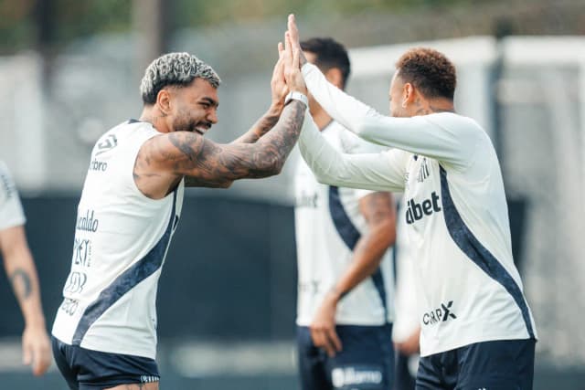 Neymar imita comemoração de Gabigol em treino do Santos antes de jogo decisivo