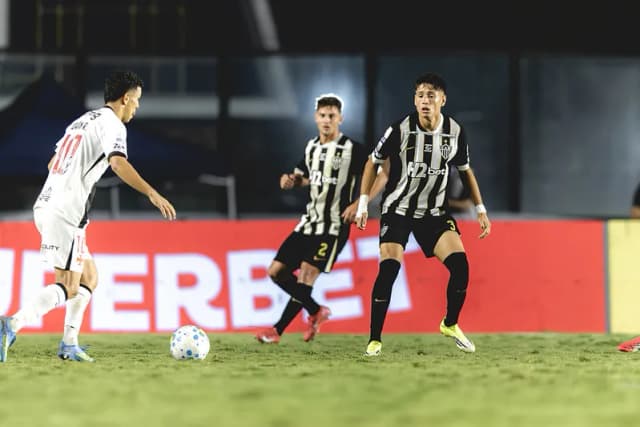Atlético-MG negocia saída do zagueiro Ivan Román, confirma Paulo Bracks