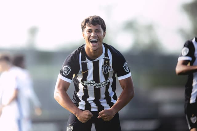 Filho de Hulk marca gol de bicicleta durante treinamento do sub-20 do Atlético-MG