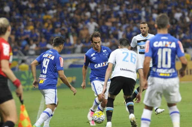 Ex-lateral Lucas Marques compara passagens por Cruzeiro e Botafogo e revela onde fez mais raiva