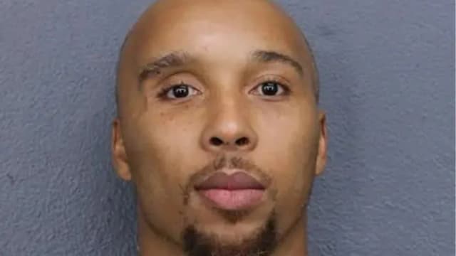Ex-jogador da NFL é detido após ato íntimo em shopping nos Estados Unidos