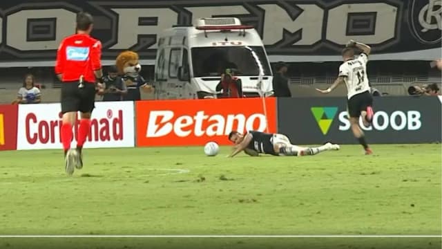 Pênalti em Remo e Atlético: comentaristas da Globo avaliam lance de Pikachu