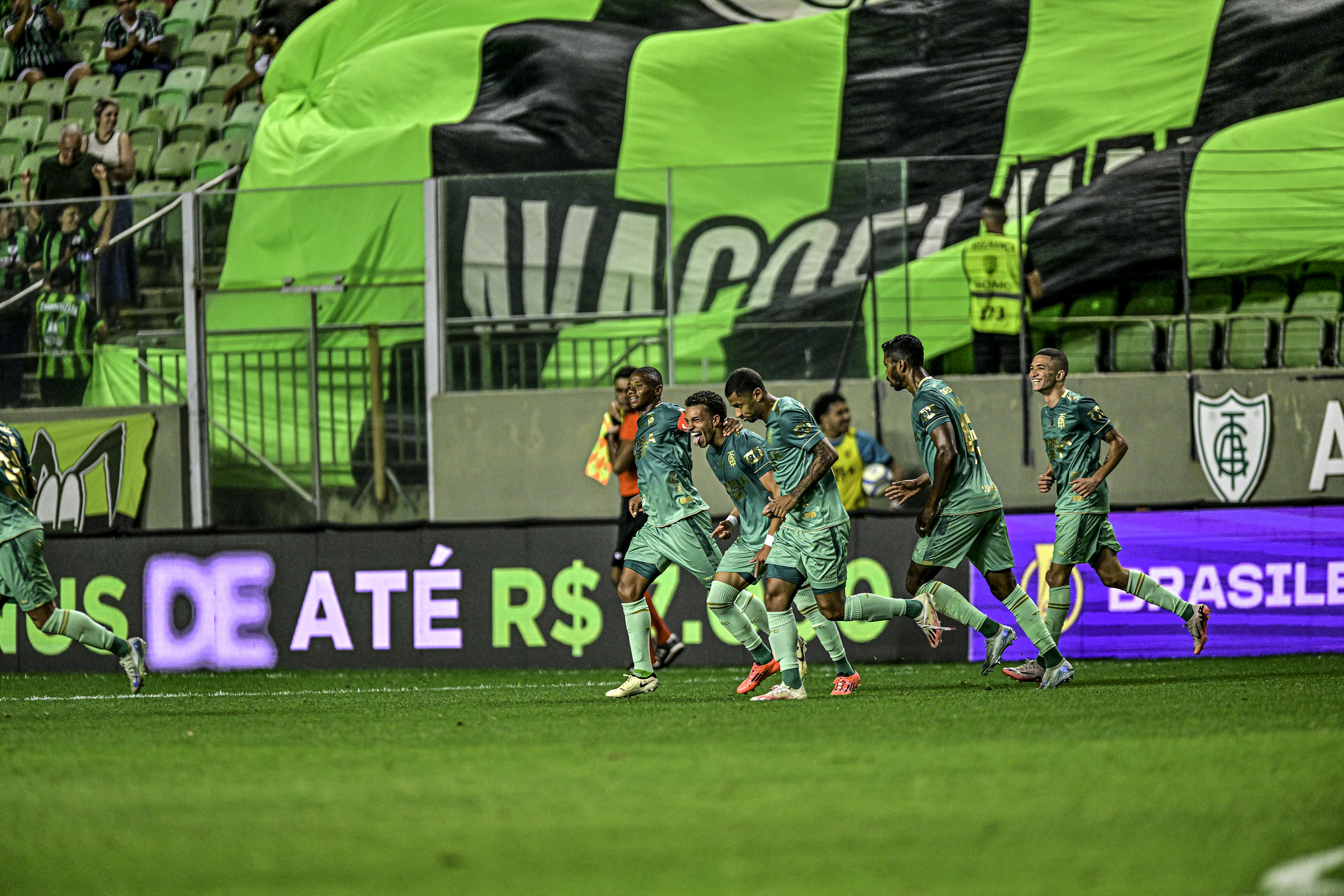 América vira contra o Coritiba no Horto e sonha com o G4 na Série B — Foto: Mourão Panda/América
