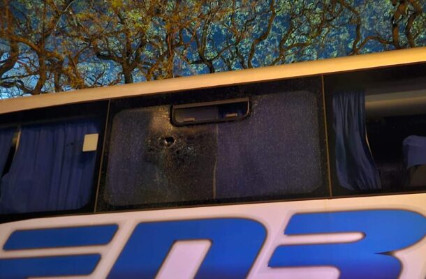 Ônibus da delegação do Botafogo é apedrejado na chegada ao estádio