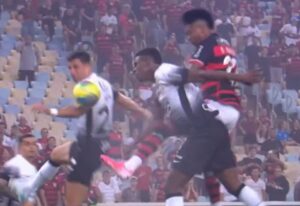 Flamengo reclama de pênalti não marcado contra o Corinthians — Foto: Reprodução/Sportv