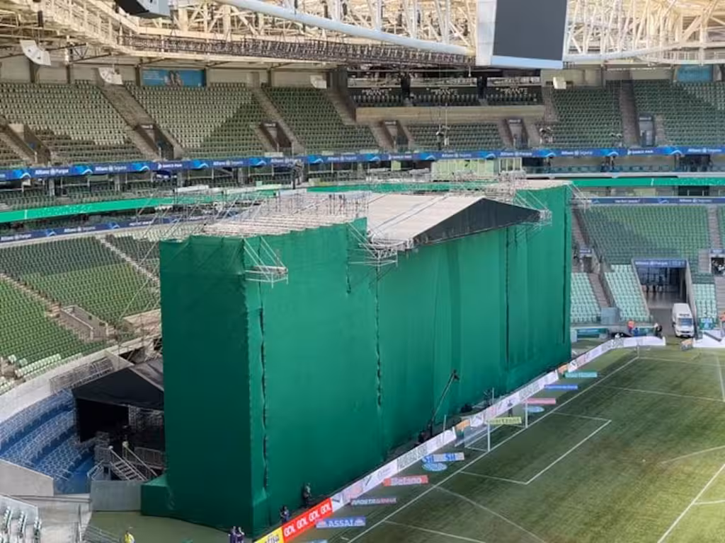 Palmeiras já atuou no Allianz Parque com capacidade reduzida e palco atrás de um dos gols — Foto: Julia Mazarin