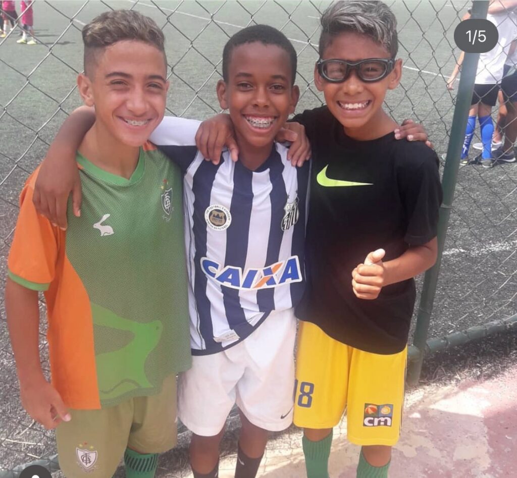 Estêvão, ao centro, com uma camisa do Santos, em foto que circula nas redes sociais