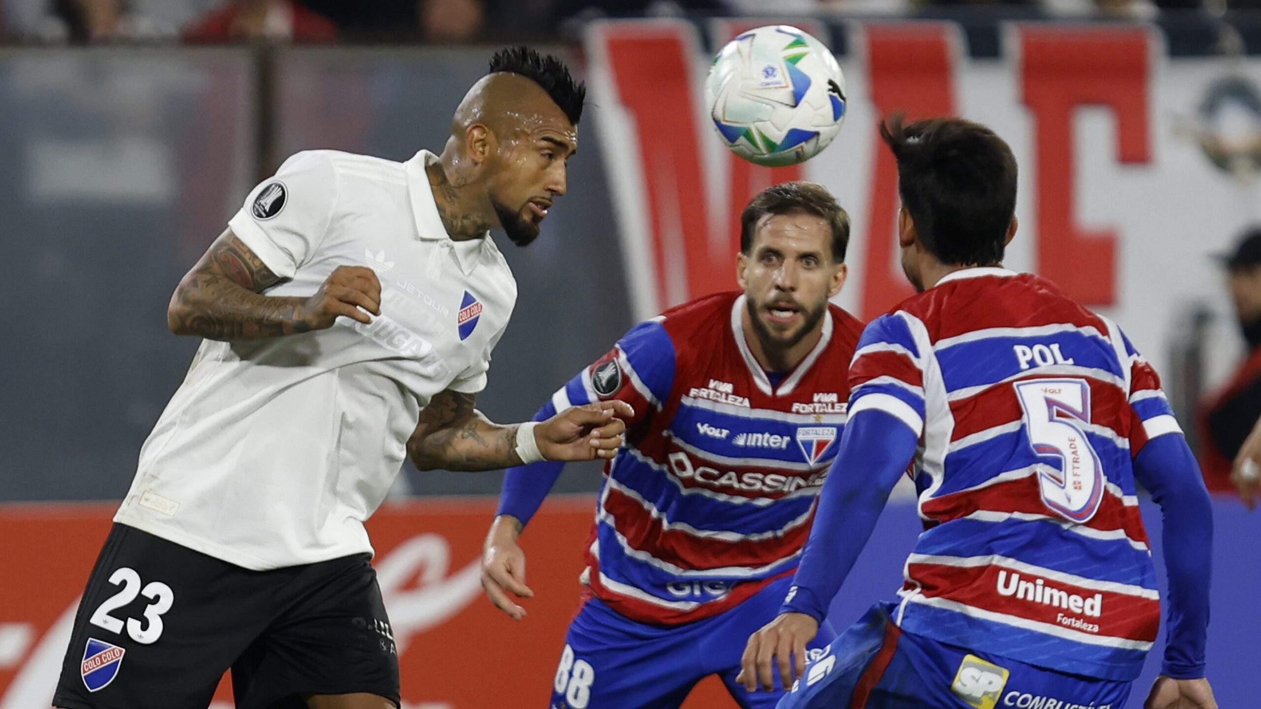 CONMEBOL toma decisão final sobre jogo entre Colo-Colo e Fortaleza após invasão