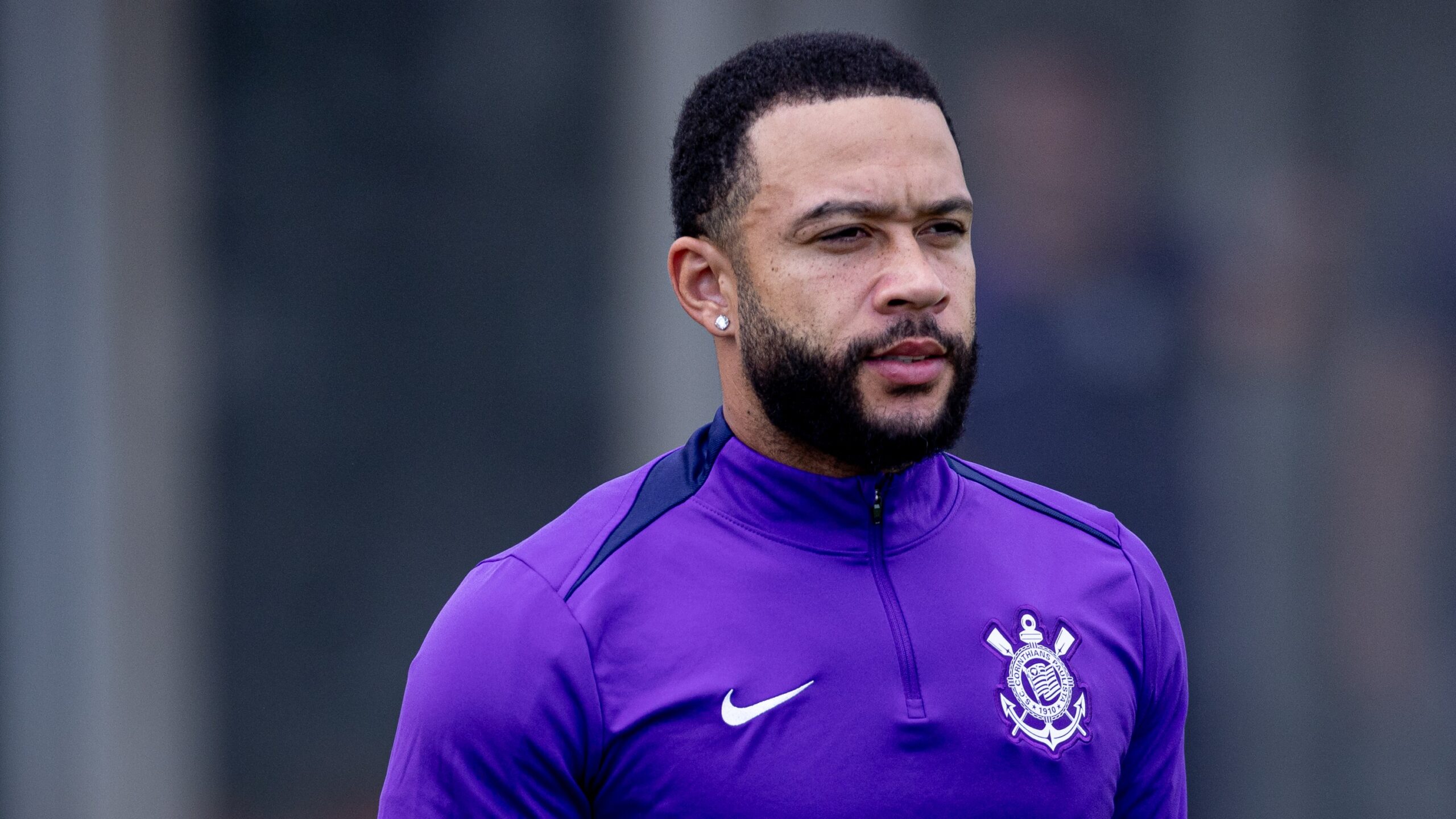 Crítica de Memphis Depay cai como uma bomba no vestiário do Corinthians