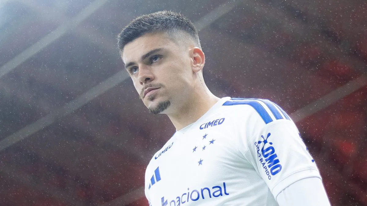Gabriel Pec passa por cirurgia na tíbia e Cruzeiro atualiza quadro clínico