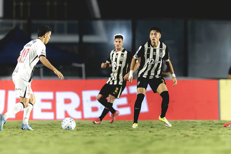 Ivan Román, do Atlético-MG, entra no top 10 de zagueiros sub-23 da América do Sul