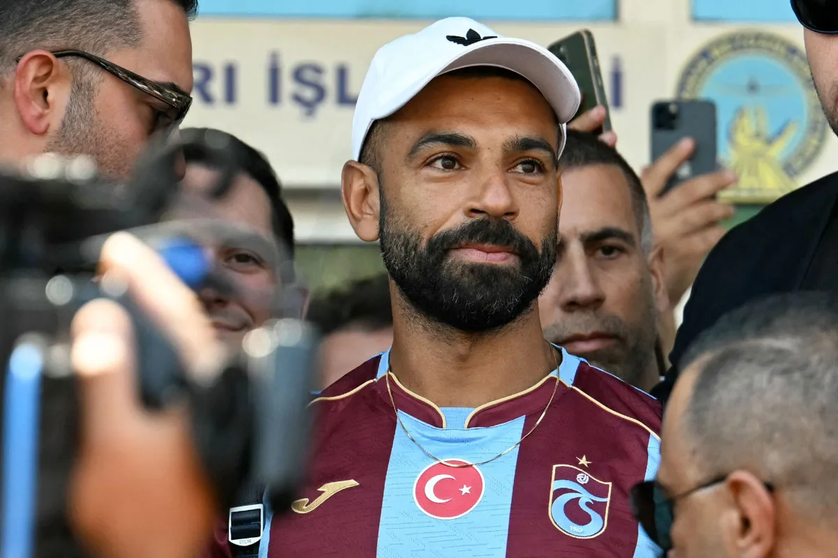 Mohamed Salah no Trabzonspor: atacante assina contrato com maior salário do futebol turco