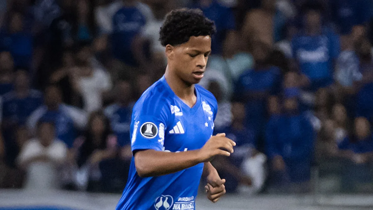 Zé Lucas no Cruzeiro: volante de 18 anos impressiona em estreia na Libertadores contra o Flamengo