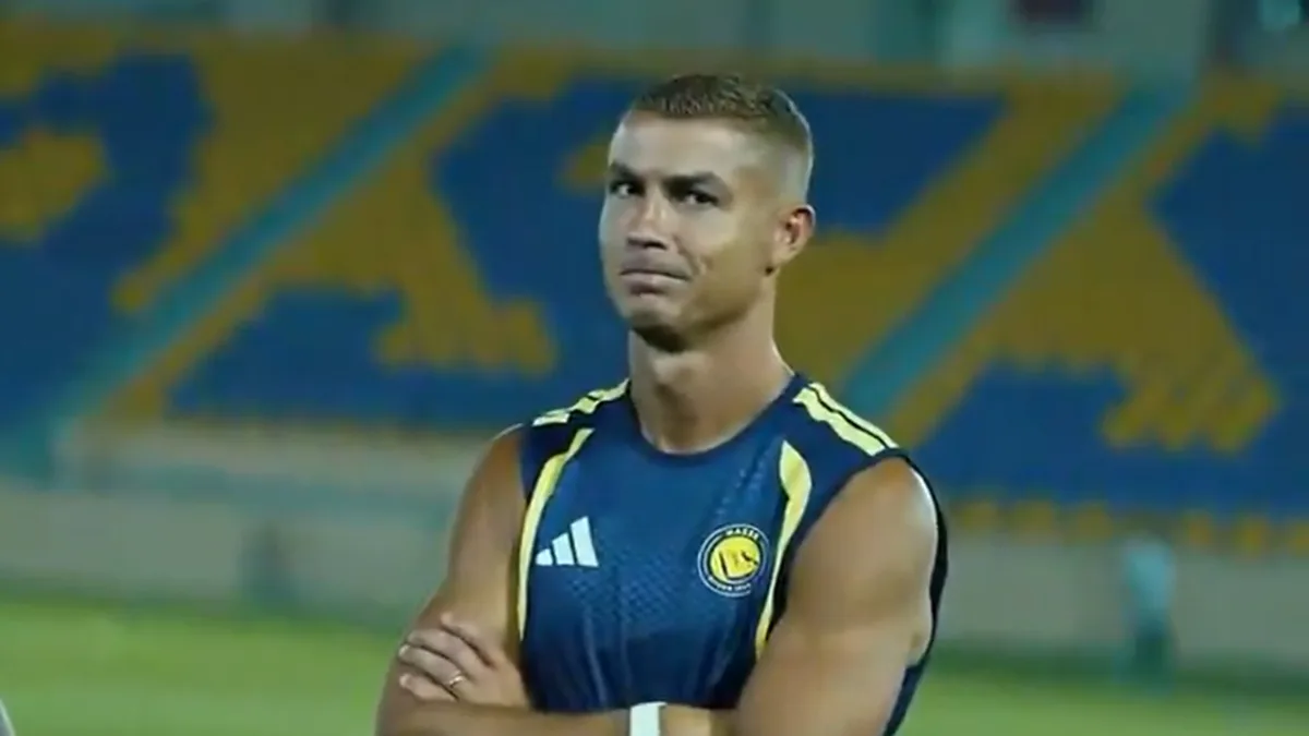 Cristiano Ronaldo recebe homenagem do Al-Nassr por casamento e mostra timidez