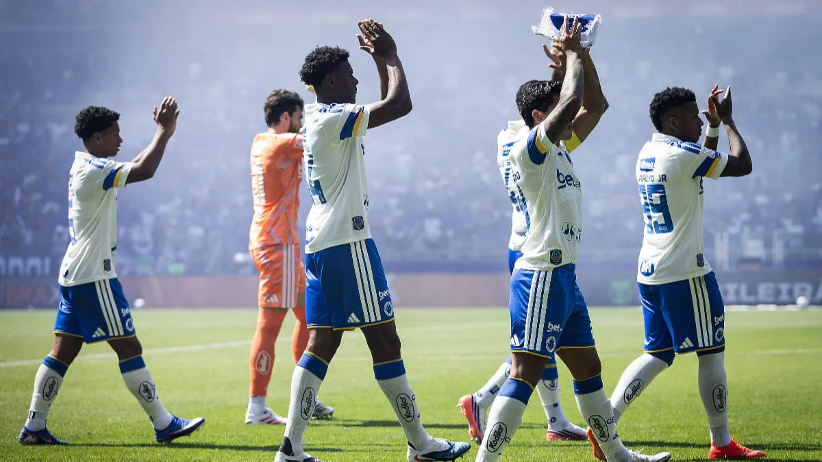 William, lateral-direito do Cruzeiro, com a braçadeira de capitão