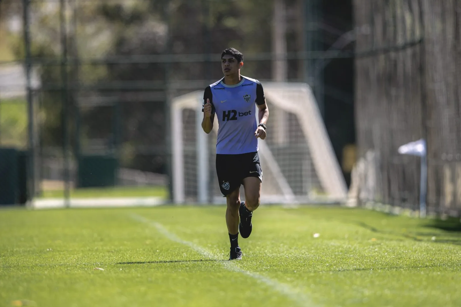 Atlético-MG: meia Índio avança em recuperação de lesão e inicia corridas no campo