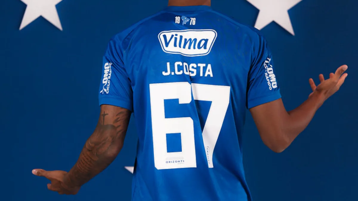 Pedro Junio e João Costa na apresentação do atacante