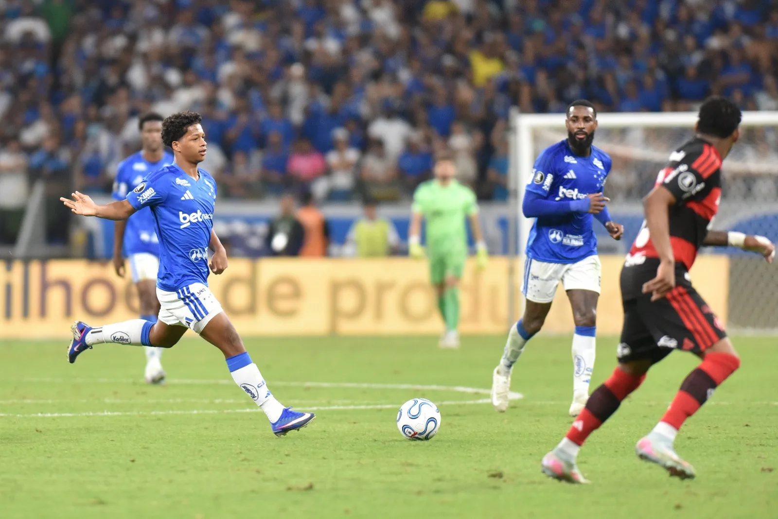 Zé Lucas comenta estreia na Libertadores e revela pedido de Artur Jorge