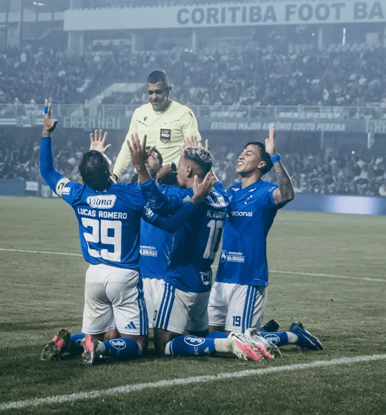 Cruzeiro vence Coritiba fora de casa e salta para o sétimo lugar no Campeonato Brasileiro