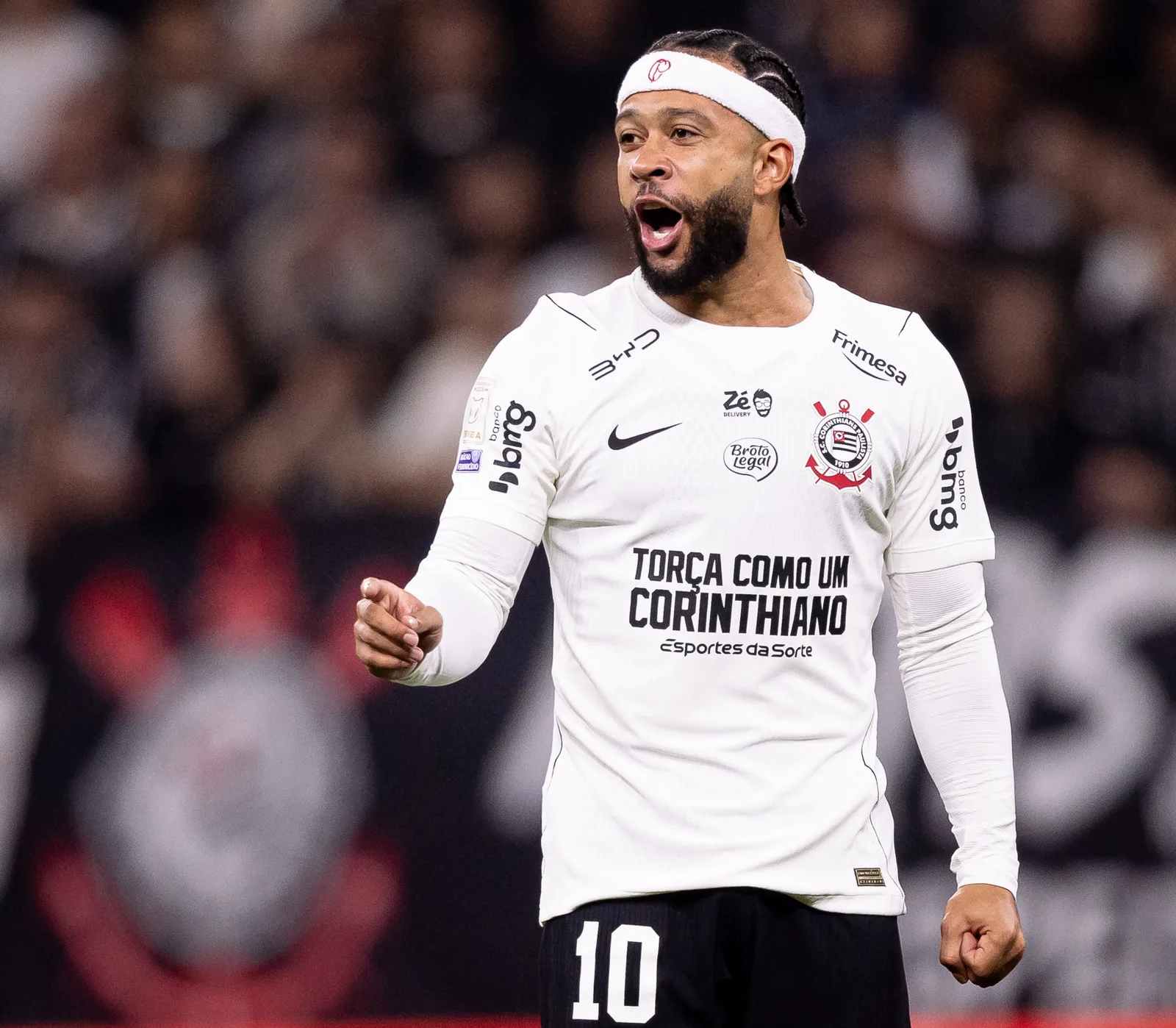 Memphis Depay negocia renovação com o Corinthians e faz postagem antes de decisão